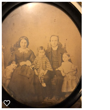 Sepiatonat vintagefoto av en familj på fem personer som poserar tillsammans och är klädda i 1800-talskläder.