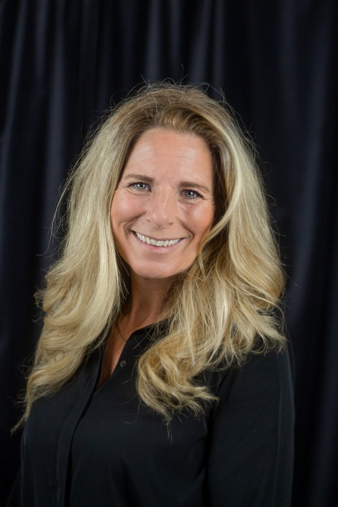 kvinna med svart bakgrund