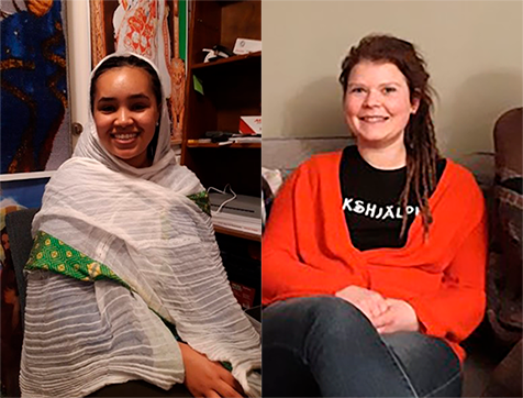 Två kvinnor sitter inomhus, den ena i vit sjal och den andra i röd tröja, båda ler.