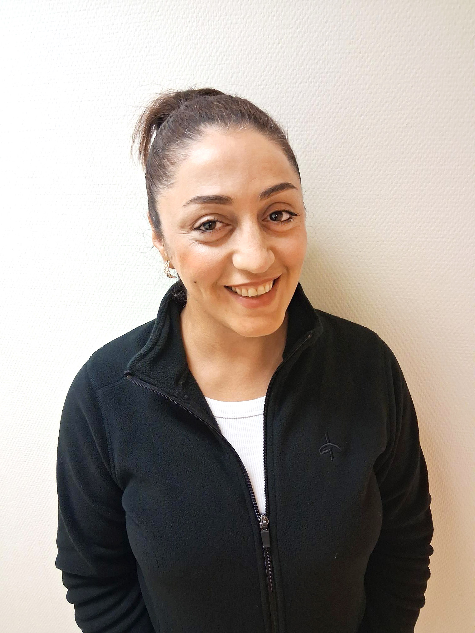 kvinna mot ljus bakgrund