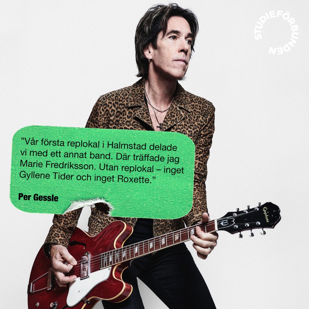 Per Gessle i leopardmönstrad jacka med en röd gitarr i handen, med ett svenskt citat i en grön textruta.