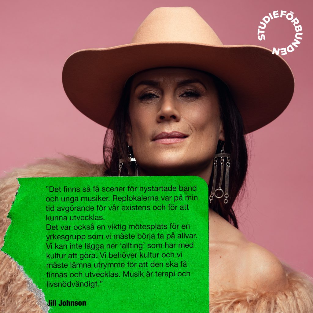En kvinna i beige hatt poserar mot en rosa bakgrund med en grön citatlåda på svenska bredvid sig.
