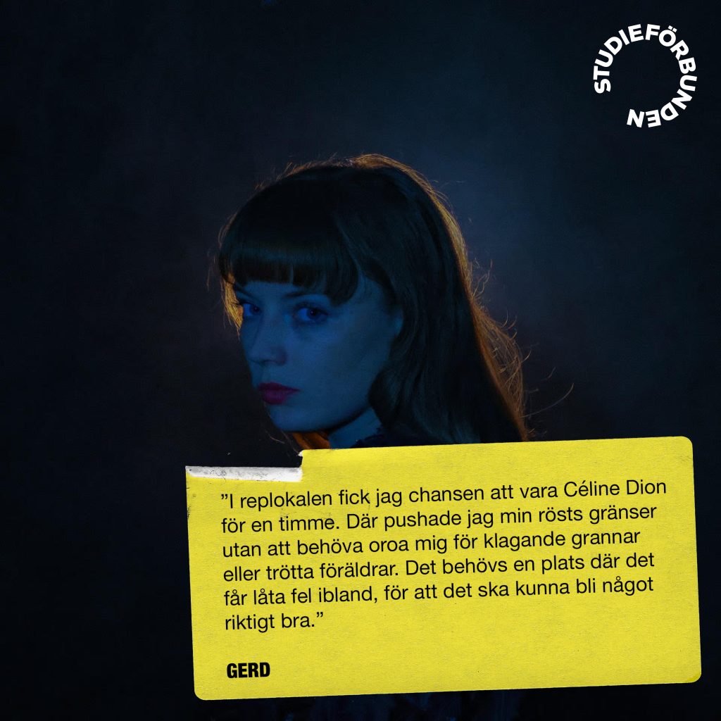 En ung kvinna står i dramatisk blå och gul belysning bredvid ett citat om att uttrycka sig själv, med Studieförbundens logotyp.