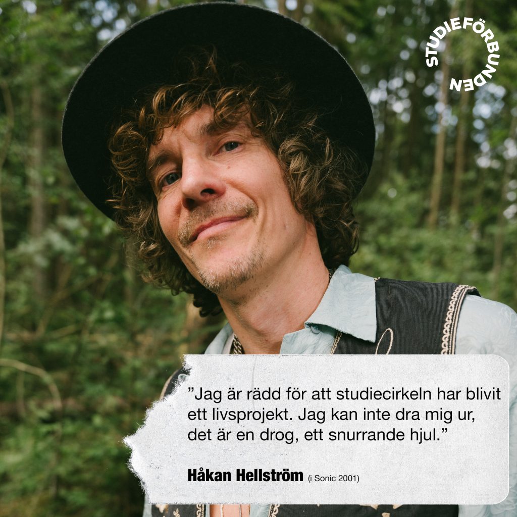 En man i hatt står utomhus och ler med ett citat på svenska bredvid sig om studiecirklar.