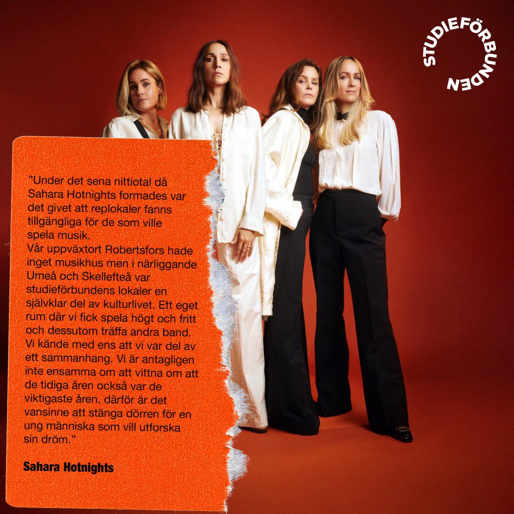 Fyra kvinnor står tillsammans mot en röd bakgrund bredvid ett citat om musik och drömmar från Sahara Hotnights.