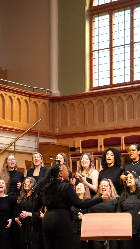 Tensta Joyful noice sjunger på Bildas Interkulturell körkonsert