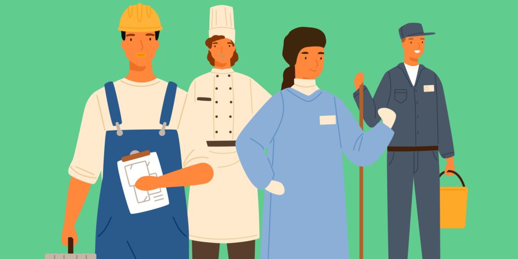 Fyra arbetare i olika uniformer: bygg, kock, sjukvård och vaktmästeri, står tillsammans mot en grön bakgrund.