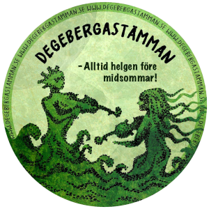 Grön cirkelformad logotyp med två figurer som spelar violin och text: "Alltid helgen före midsommar! Degeberga stämman.