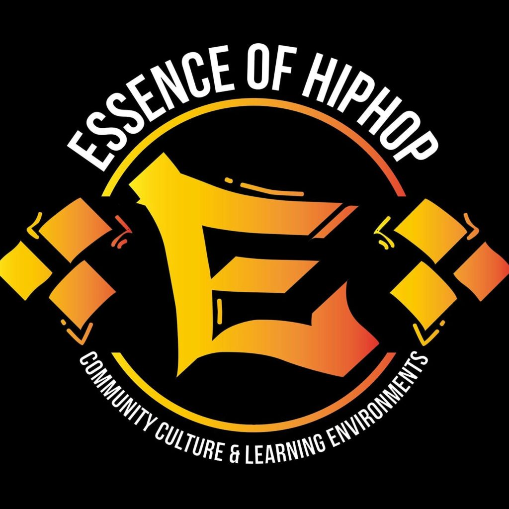 Djärvt gult "E" med orange gradient, texten lyder "Essensen av HipHop, samhällskultur och lärandemiljöer.". Logotyp för Essence of HipHop