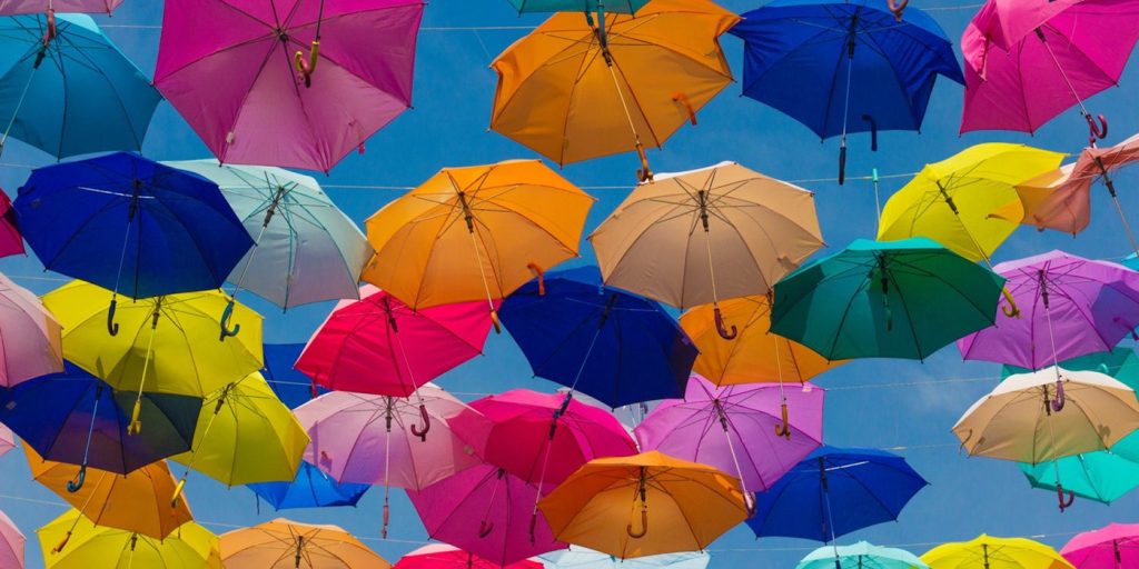 En grupp paraplyer i luften.