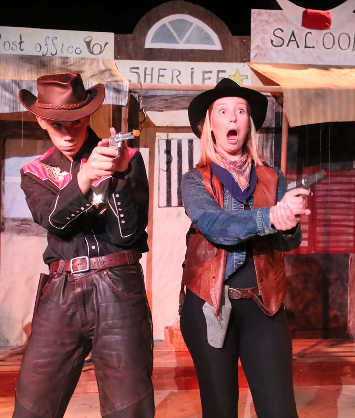 två personer från föreställningen