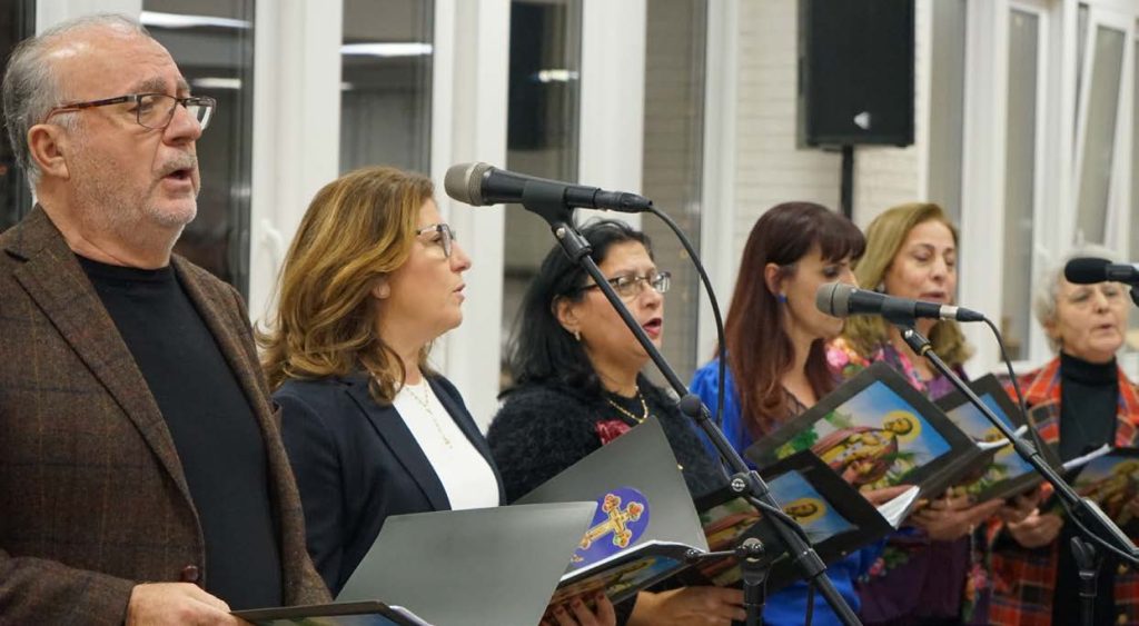 en grupp människor som står framför mikrofoner.