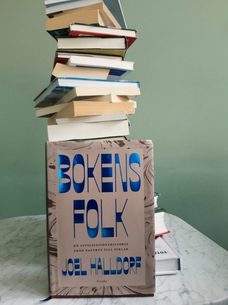 En bunt böcker med titeln bokens folk.