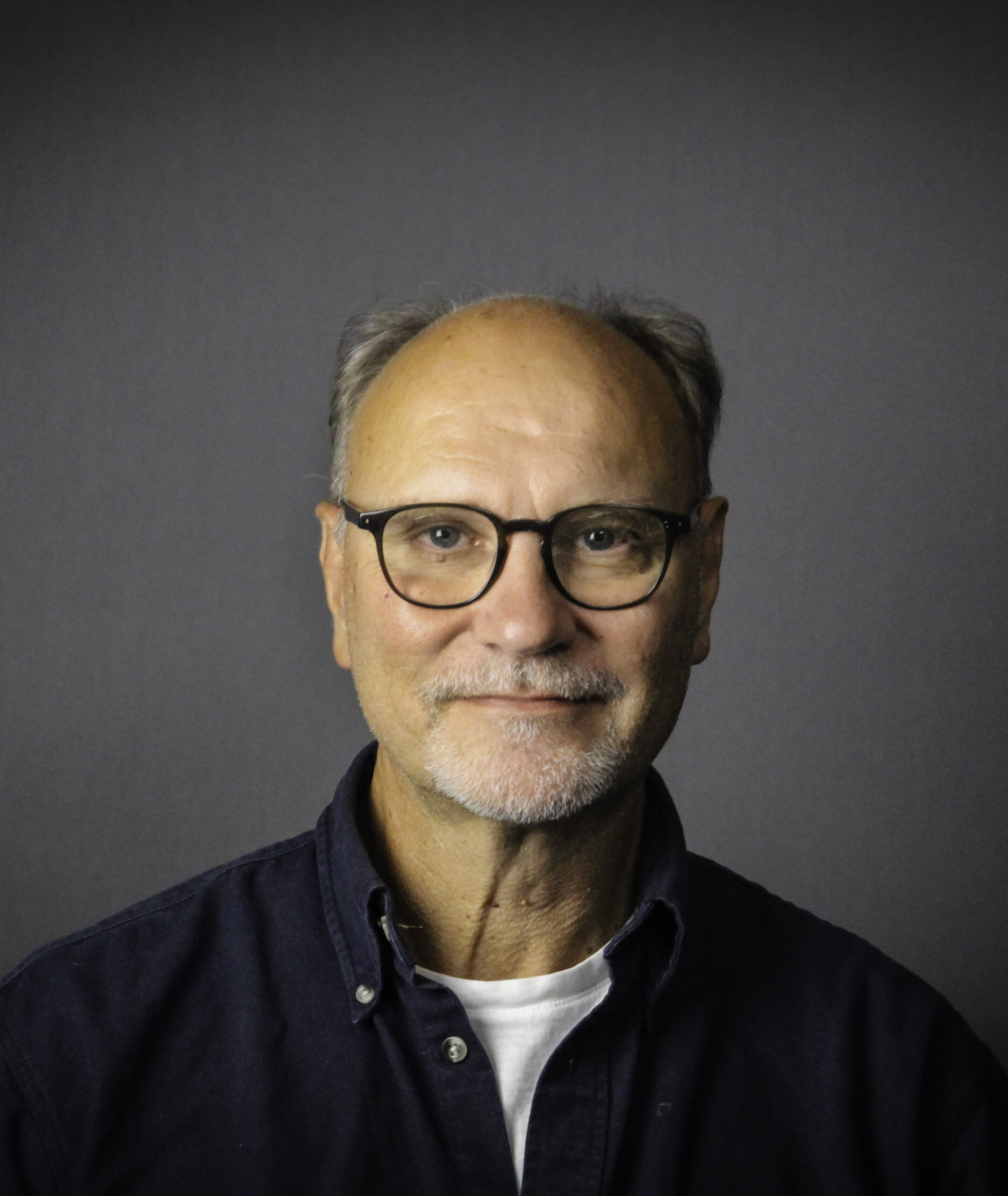 Danne Sahlberg med glasögon och en blå skjorta.