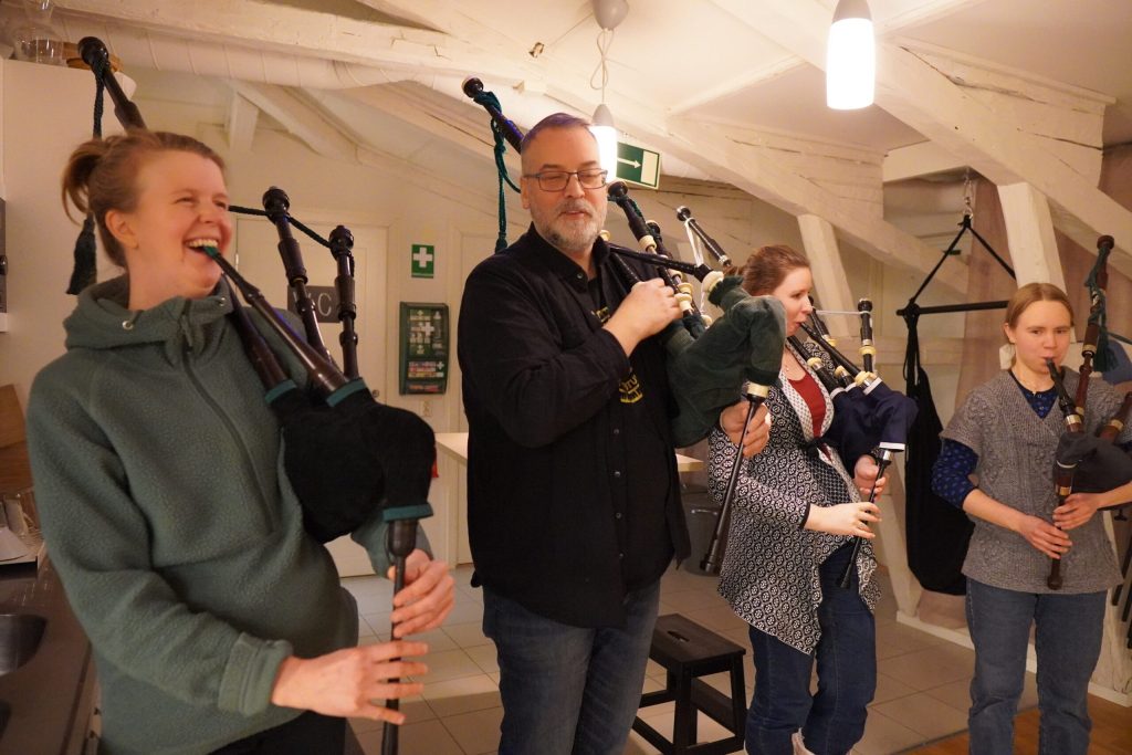 En kurs i säckpipa i Umeå