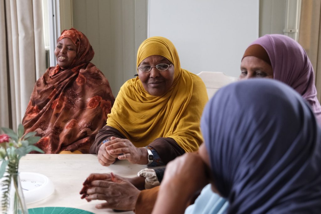 en grupp kvinnor som sitter runt ett bord.