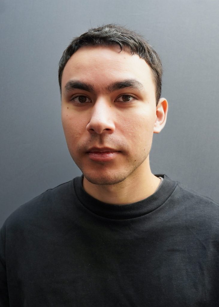 en man i en svart tröja tittar in i kameran.