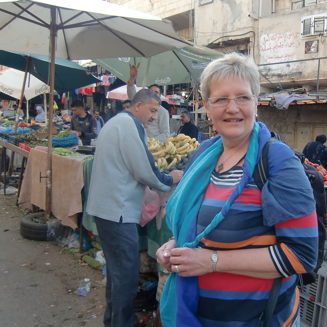 Katarina Linderborg på en marknad i Tulkarem