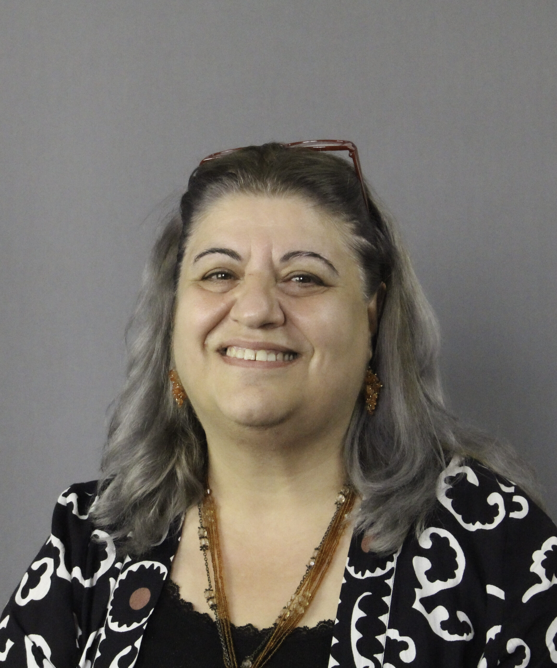 Lucine ler i en svartvit skjorta.