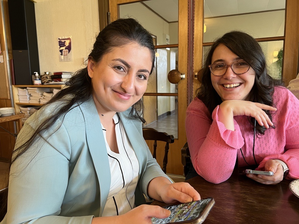 Två kvinnor som sitter vid ett bord.