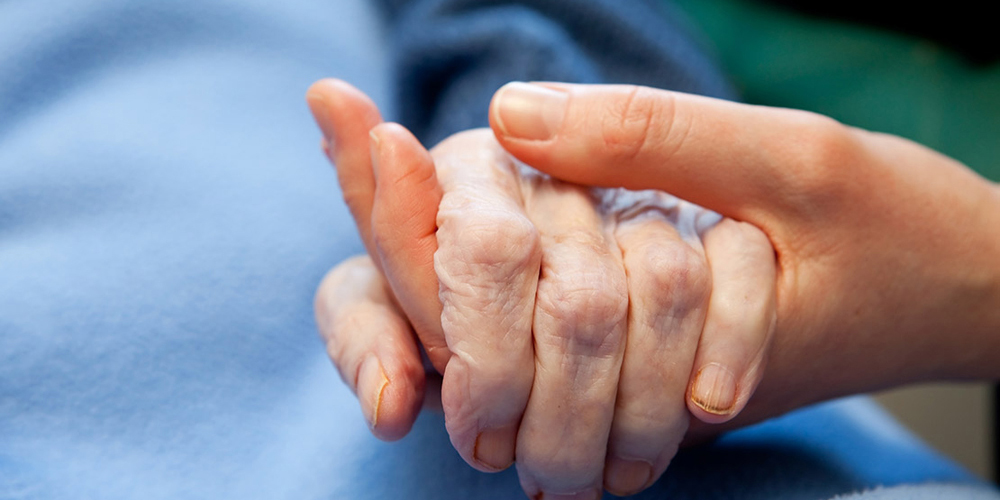 Händer som håller i andra händer