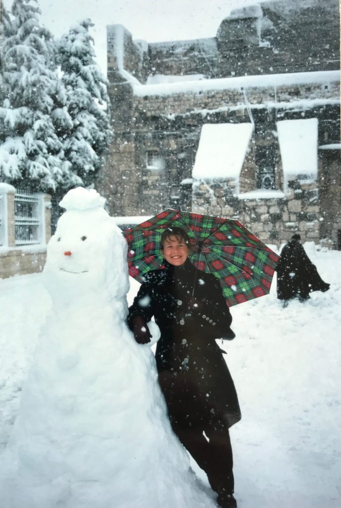 Nina Palm med snögubbe framför Födelsekyrkan i Betlehem