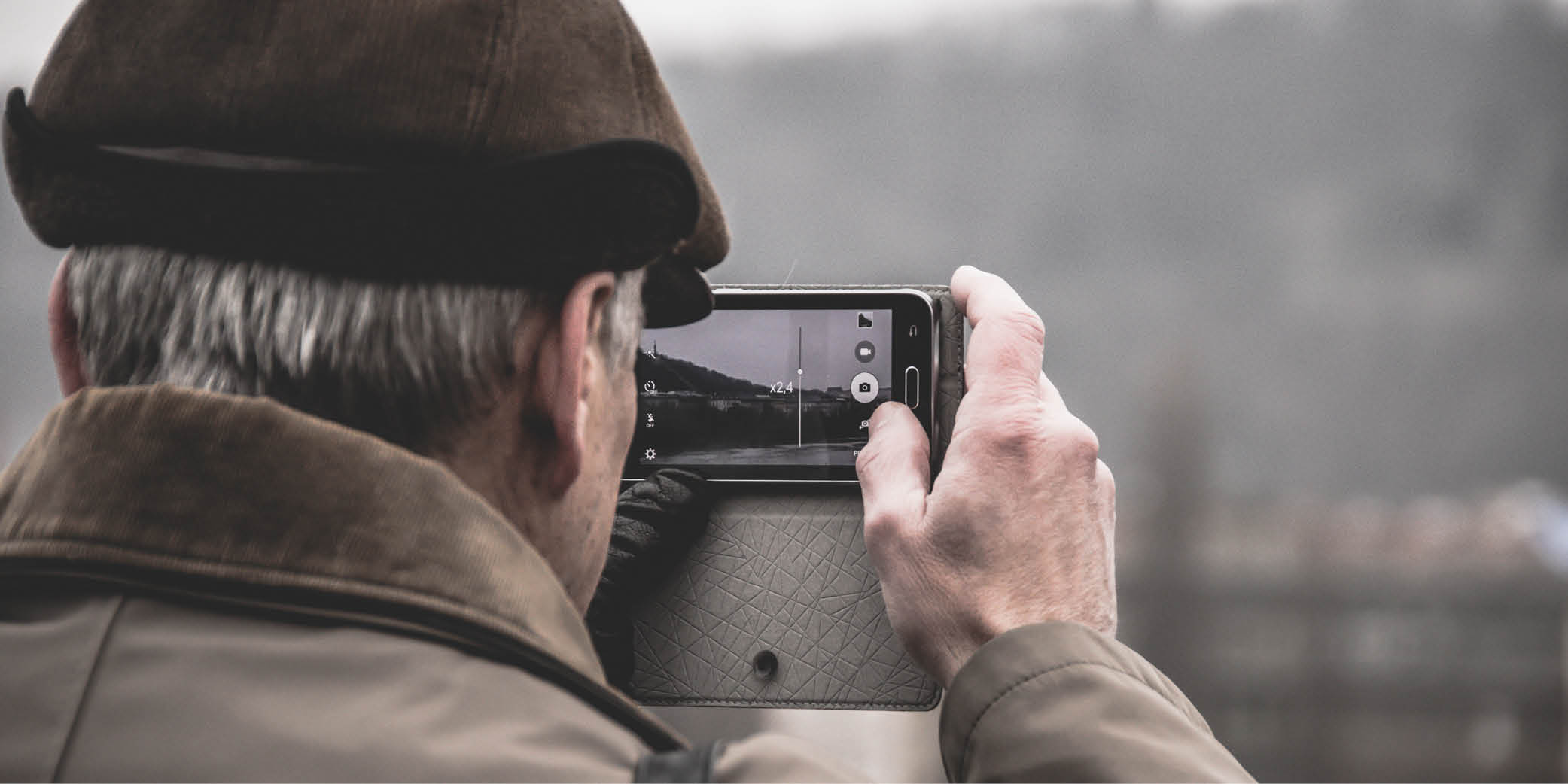 Man som fotograferar med smartphone