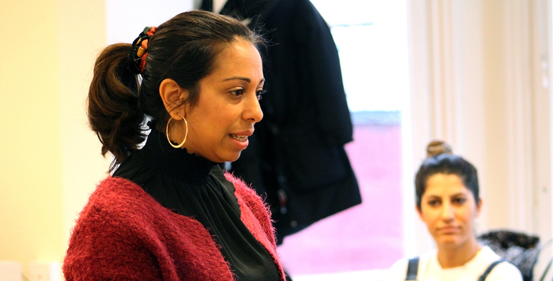 Tina Youssef hjälper kvinnor i Södertälje att träna svenska