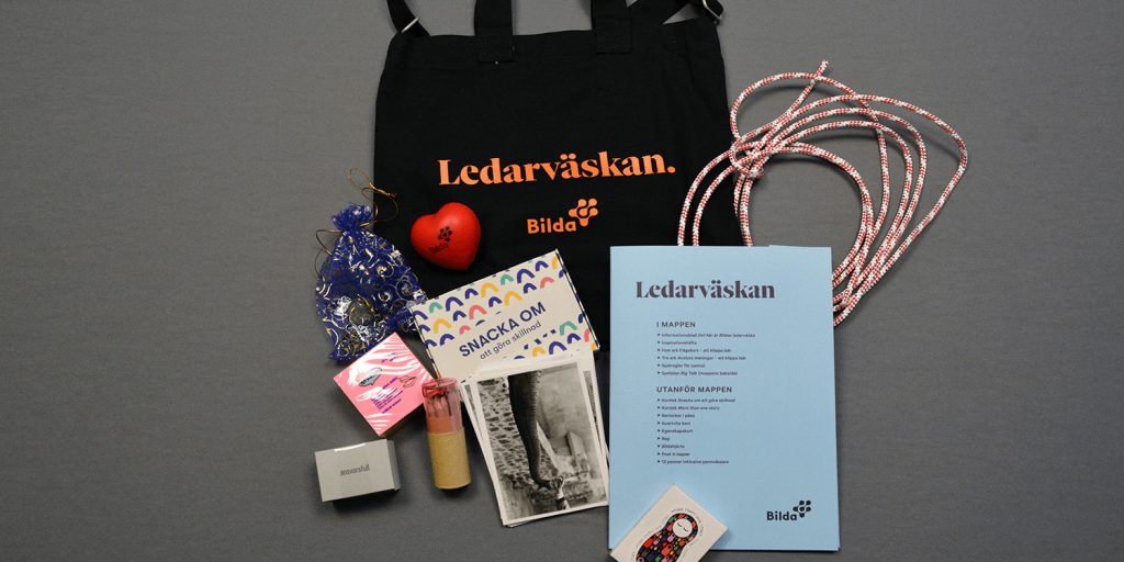 Bild på en ledarväska och allt innehåll i den