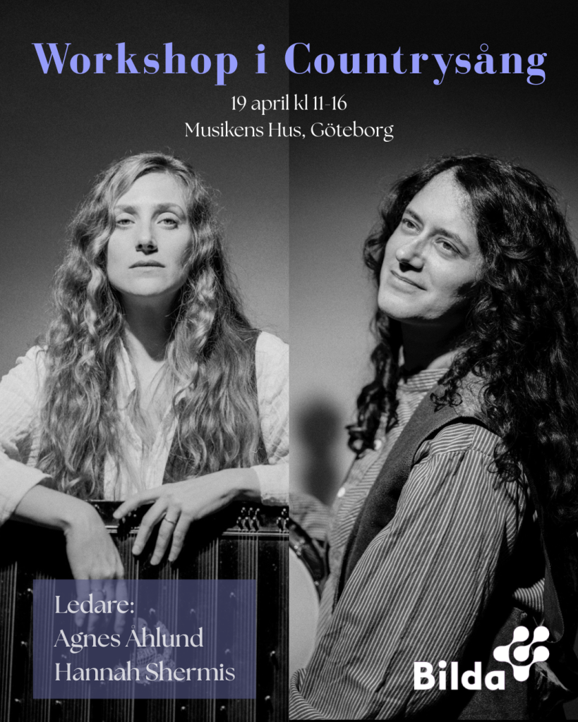 Två kvinnor poserar med countryinstrument på en svartvit affisch för en workshop i countrysång i Göteborg.
