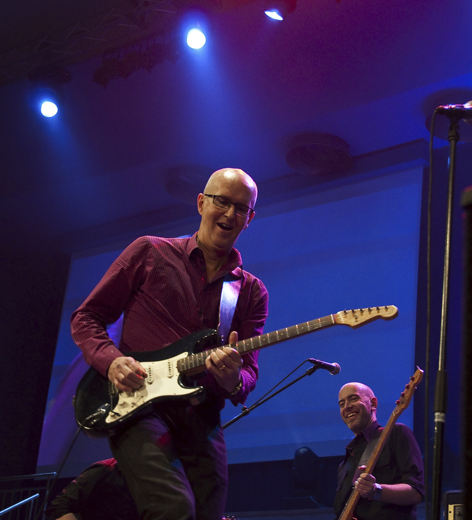 Bengt Johansson står med en gitarr på scen.