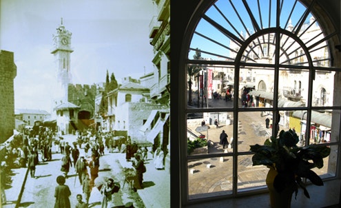 Delad bild: gammalt foto av ett livligt torg med ett klocktorn till vänster, modern vy av samma torg genom ett fönster till höger.