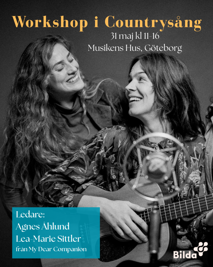 Två kvinnor ler, den ena spelar gitarr. Texten beskriver en workshop i countrysång i Göteborg den 31 maj.