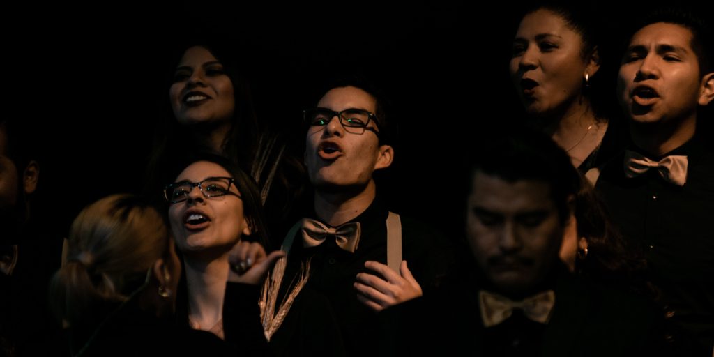 Körsångare på scen