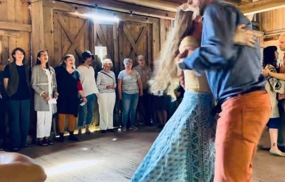 Körsångare och en par som dansar folkdans