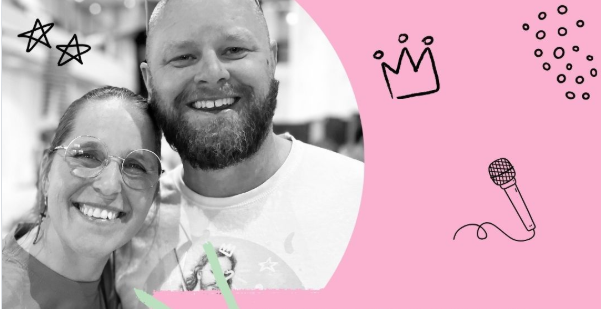 Två glada människor med rosa bakgrund.