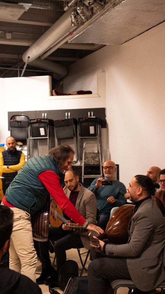 Orientlisk musiker håller workshop