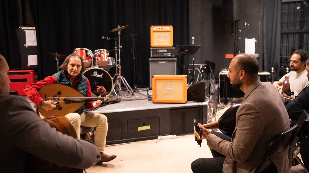 Orientlisk musiker håller workshop