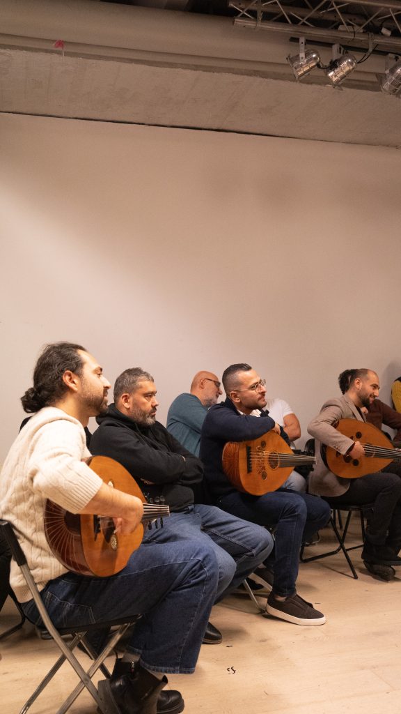 Orientlisk musiker håller workshop