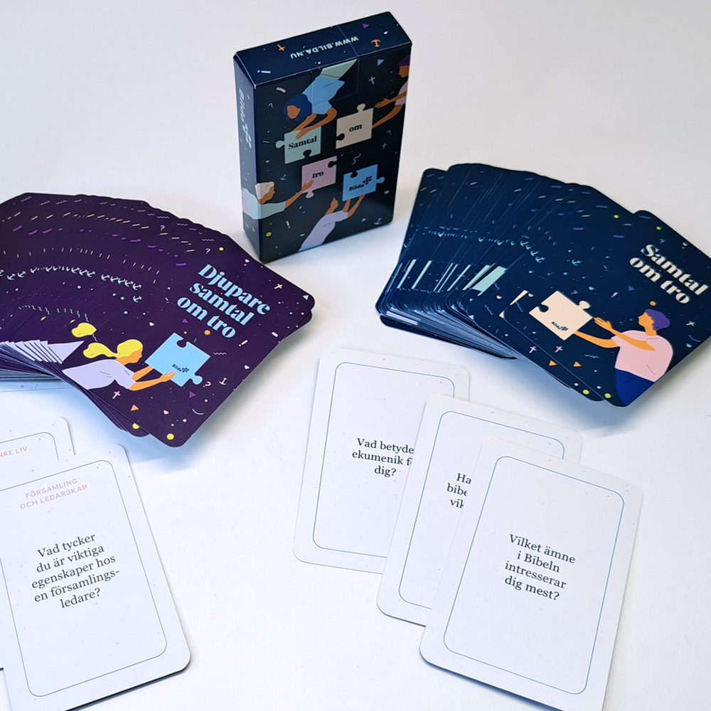 Några kort som ligger på ett bord.