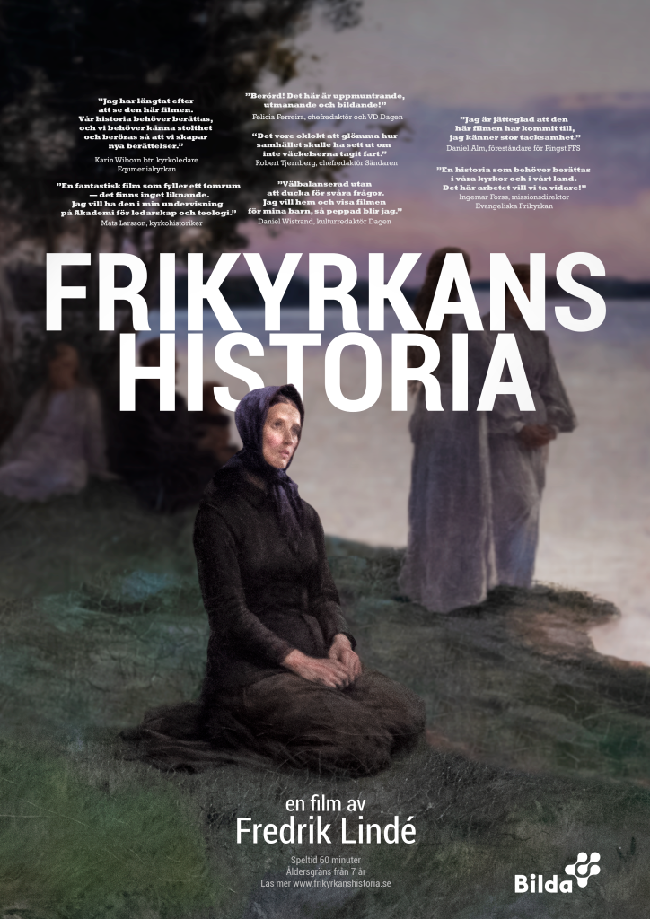 En mörkklädd kvinna sitter vid en flodstrand med andra personer i närheten; texten lyder "Frikyrkans Historia".