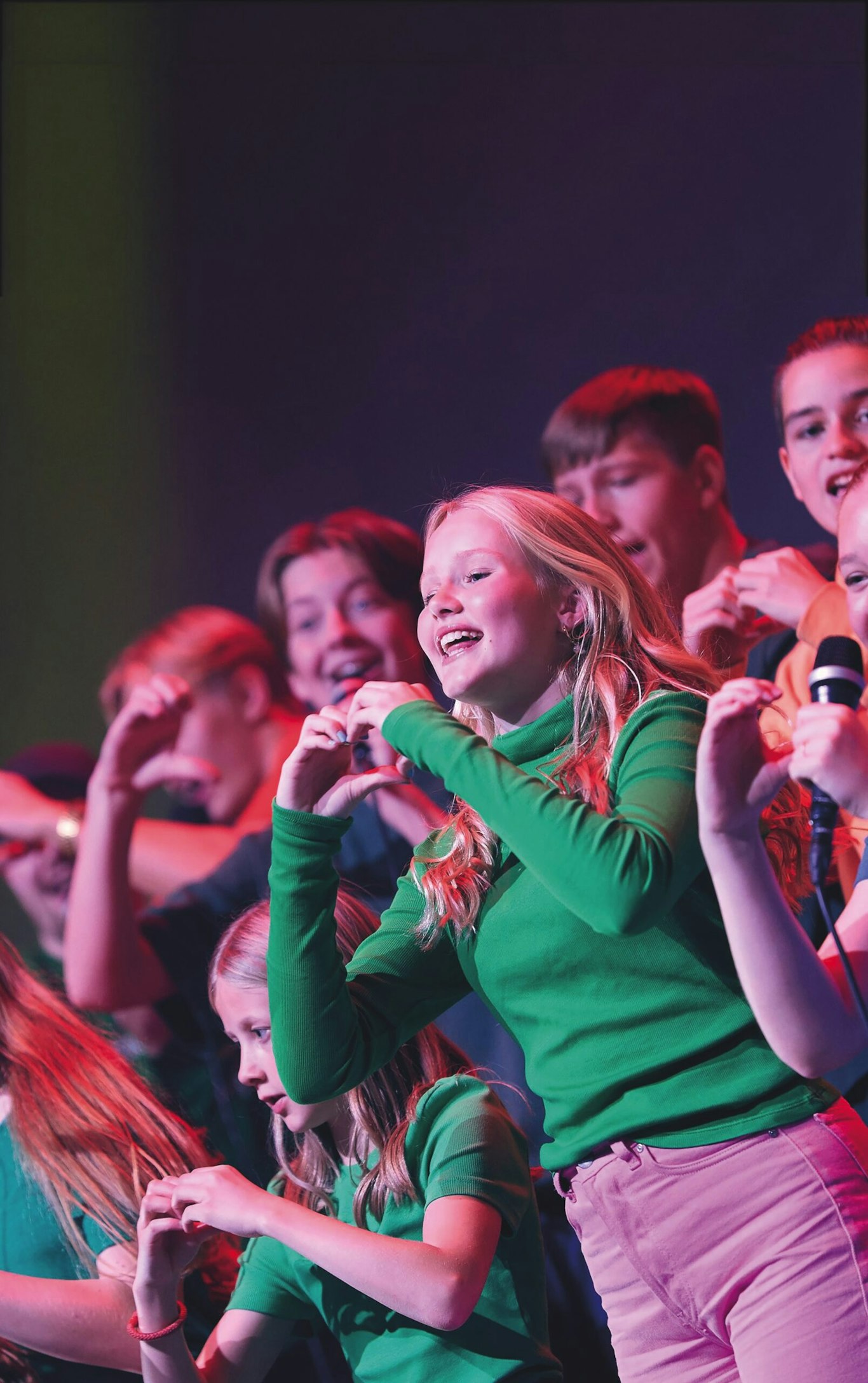 Barn som sjunger i kör.