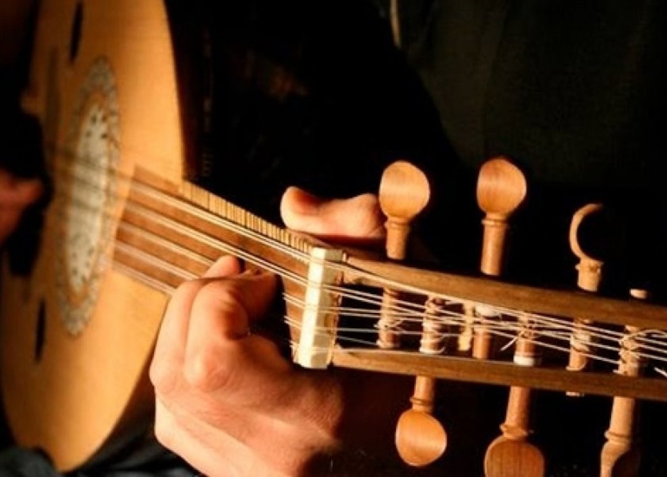 Närbild på instrumentet Oud