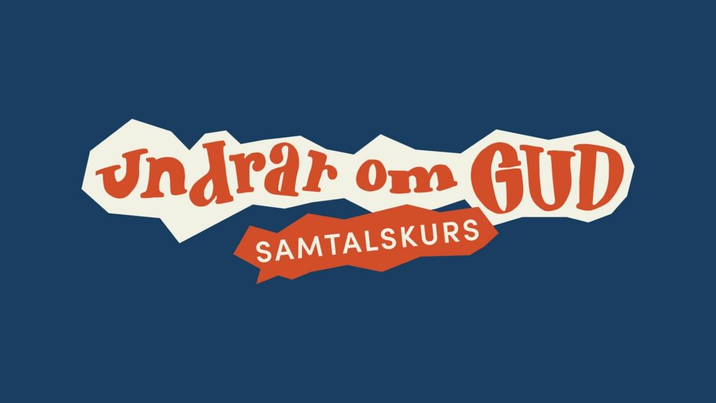 Lekfulla röda och vita bokstäver stavar "Undrar om Gud samtalskurs" på en mörkblå bakgrund, vilket fångar nyfikenheten i hjärtat av Undrar om Gud.