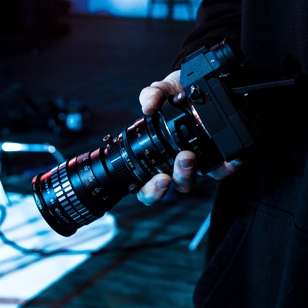 hans som håller i kamera