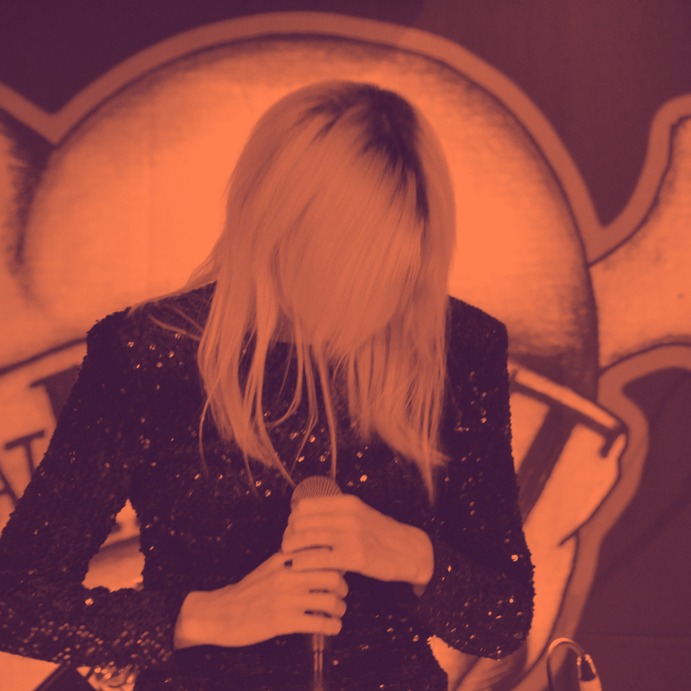 Sångerska på scen under Live at Heart