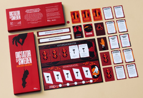 Brädspelet "Dictator of Sweden" med kort, brickor och spelbräda utplacerade på ett bord.