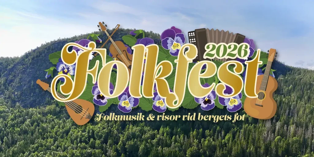 Text "Folkfest 2026" med folkmusikinstrument och blommor mot en skogsklädd bergsbakgrund.