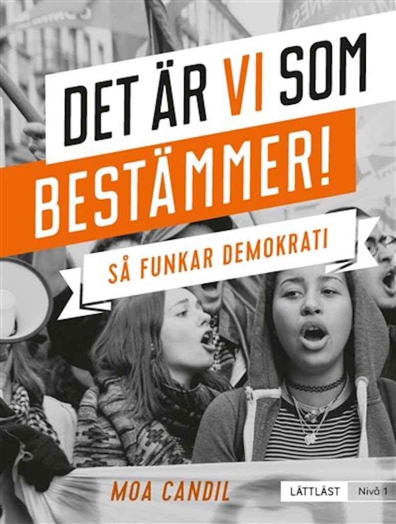 Svartvitt foto av protesterande unga kvinnor; fet orange svensk text om demokrati överlagrar bilden.