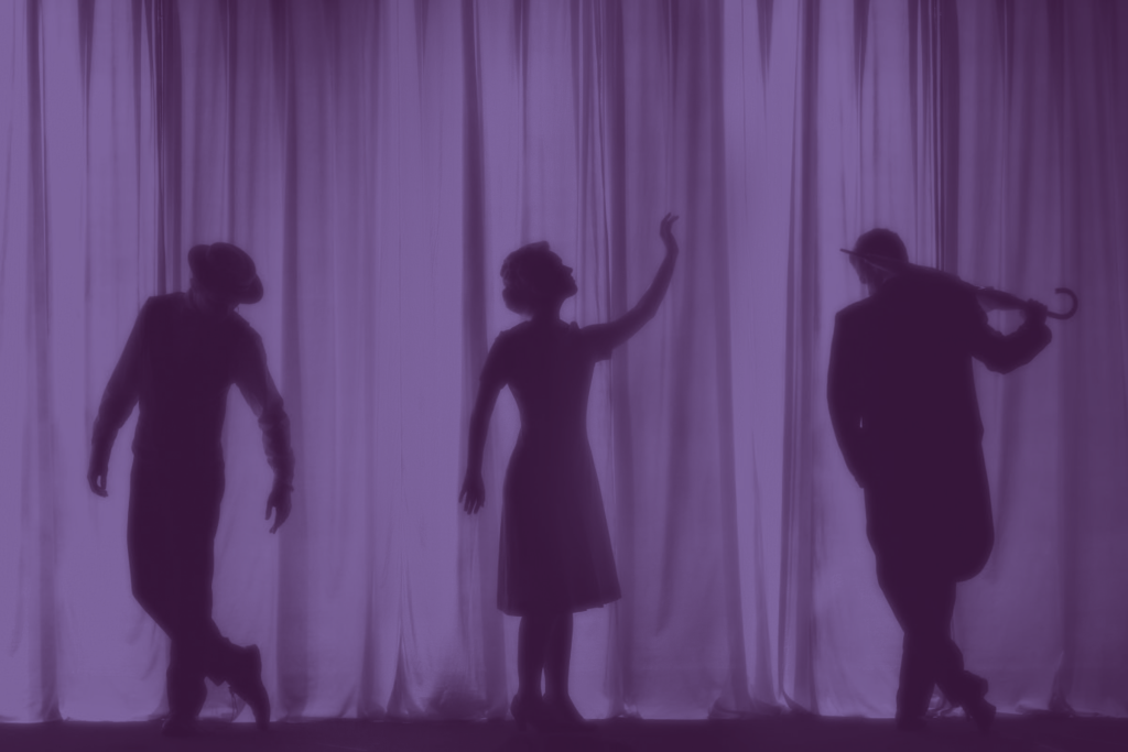Tre personer i silhuett poserar dramatiskt framför scenridåer, med en lila nyans över bilden.